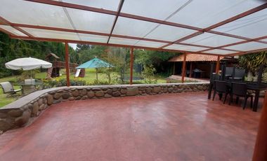 Propiedad en venta. Challuabamba Pan. Norte. amplia área verde. Fácil acceso Ideal para institutos, escuelas, empresas, unidades educativas