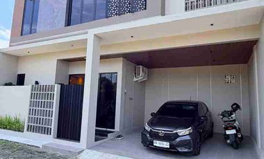 RUMAH MEWAH KONTEMPORER MODERN 2 LANTAI FULL FURNISHED VIEW SAWAH DI DALAM PERUMAHAN BATURETNO