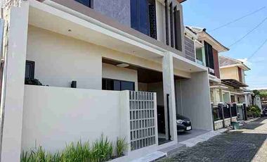 RUMAH MEWAH KONTEMPORER MODERN 2 LANTAI FULL FURNISHED VIEW SAWAH DI DALAM PERUMAHAN BATURETNO