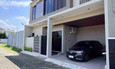 RUMAH MEWAH KONTEMPORER MODERN 2 LANTAI FULL FURNISHED VIEW SAWAH DI DALAM PERUMAHAN BATURETNO