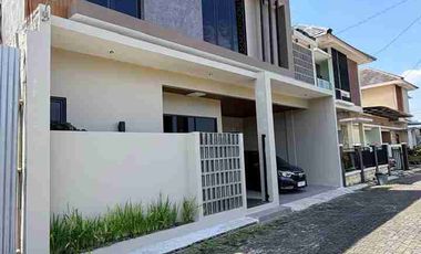 RUMAH MEWAH KONTEMPORER MODERN 2 LANTAI FULL FURNISHED VIEW SAWAH DI DALAM PERUMAHAN BATURETNO