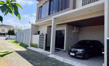RUMAH MEWAH KONTEMPORER MODERN 2 LANTAI FULL FURNISHED VIEW SAWAH DI DALAM PERUMAHAN BATURETNO