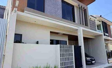 RUMAH MEWAH KONTEMPORER MODERN 2 LANTAI FULL FURNISHED VIEW SAWAH DI DALAM PERUMAHAN BATURETNO