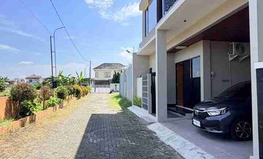 RUMAH MEWAH KONTEMPORER MODERN 2 LANTAI FULL FURNISHED VIEW SAWAH DI DALAM PERUMAHAN BATURETNO