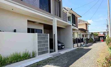 RUMAH MEWAH KONTEMPORER MODERN 2 LANTAI FULL FURNISHED VIEW SAWAH DI DALAM PERUMAHAN BATURETNO