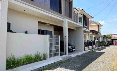 RUMAH MEWAH KONTEMPORER MODERN 2 LANTAI FULL FURNISHED VIEW SAWAH DI DALAM PERUMAHAN BATURETNO