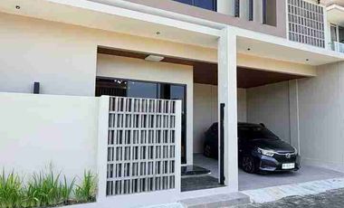 RUMAH MEWAH KONTEMPORER MODERN 2 LANTAI FULL FURNISHED VIEW SAWAH DI DALAM PERUMAHAN BATURETNO