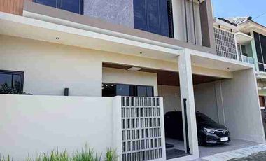 RUMAH MEWAH KONTEMPORER MODERN 2 LANTAI FULL FURNISHED VIEW SAWAH DI DALAM PERUMAHAN BATURETNO