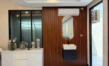 RUMAH MEWAH KONTEMPORER MODERN 2 LANTAI FULL FURNISHED VIEW SAWAH DI DALAM PERUMAHAN BATURETNO