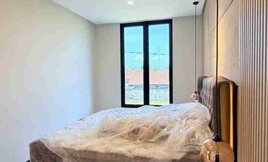 RUMAH MEWAH KONTEMPORER MODERN 2 LANTAI FULL FURNISHED VIEW SAWAH DI DALAM PERUMAHAN BATURETNO