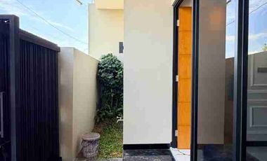 RUMAH MEWAH KONTEMPORER MODERN 2 LANTAI FULL FURNISHED VIEW SAWAH DI DALAM PERUMAHAN BATURETNO