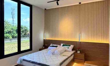 RUMAH MEWAH KONTEMPORER MODERN 2 LANTAI FULL FURNISHED VIEW SAWAH DI DALAM PERUMAHAN BATURETNO