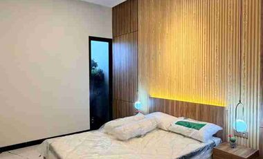 RUMAH MEWAH KONTEMPORER MODERN 2 LANTAI FULL FURNISHED VIEW SAWAH DI DALAM PERUMAHAN BATURETNO