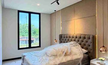RUMAH MEWAH KONTEMPORER MODERN 2 LANTAI FULL FURNISHED VIEW SAWAH DI DALAM PERUMAHAN BATURETNO