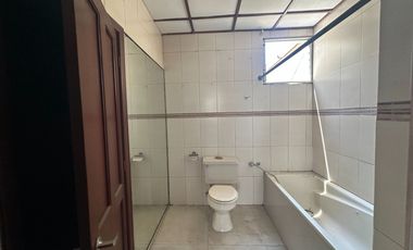 Casa de alquiler en la Urbanización Entre Ríos, Samborondón, 5 dormitorios.