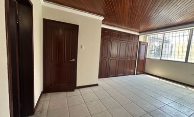 Casa de alquiler en la Urbanización Entre Ríos, Samborondón, 5 dormitorios.