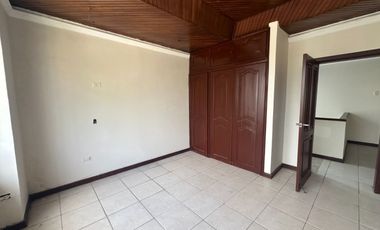 Casa de alquiler en la Urbanización Entre Ríos, Samborondón, 5 dormitorios.