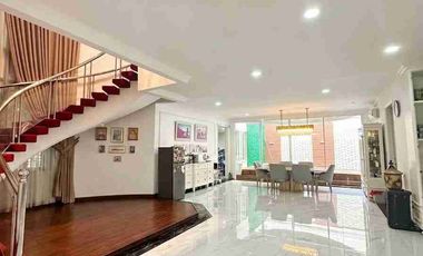 JUAL CEPAT MURAH RUMAH GREEN GARDEN MEWAH CANTIK ADA SWIMMING POOL