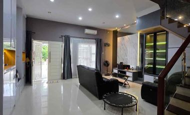 Rumah 2,5 Tingkat Siap Huni Full Furnish di Perumahan 𝗛𝗔𝗟𝗧𝗢𝗡 𝗣𝗟𝗔𝗖𝗘, Jl. Menteng VII - Panglima Denai