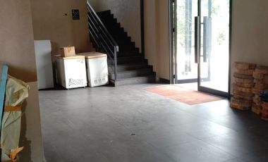 Disewakan gedung 2 lantai di Kayuringin Bekasi selatan