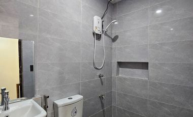 HomeSuite Luxe Davao - Brand New! Modern Luxe 2BR Townhouse Beside Savemore - 1carport-balcony