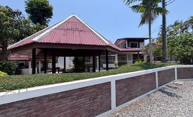Spacious Beachside House, 4 Bed 3 Bath, for Rent in a Peaceful Residence