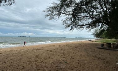Spacious Beachside House, 4 Bed 3 Bath, for Rent in a Peaceful Residence