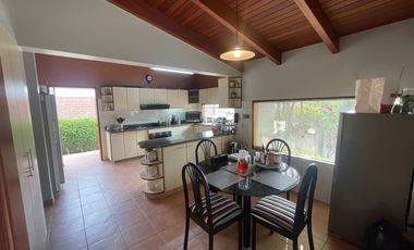 1800 m² en Rinconada del Lago, Full Áreas Verdes, con 4 Habitaciones y Hasta 6 Autos por Dentro