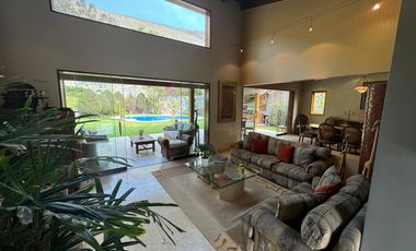 1800 m² en Rinconada del Lago, Full Áreas Verdes, con 4 Habitaciones y Hasta 6 Autos por Dentro