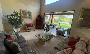 1800 m² en Rinconada del Lago, Full Áreas Verdes, con 4 Habitaciones y Hasta 6 Autos por Dentro