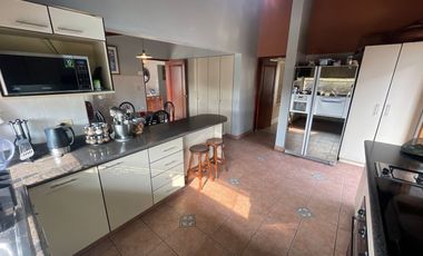 1800 m² en Rinconada del Lago, Full Áreas Verdes, con 4 Habitaciones y Hasta 6 Autos por Dentro