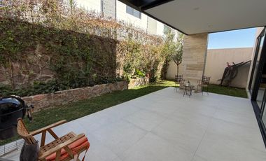 SE RENTA CASA LOMAS III (amueblada)