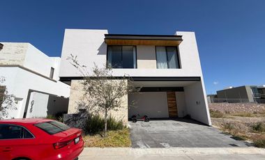 SE RENTA CASA LOMAS III (amueblada)