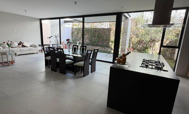 SE RENTA CASA LOMAS III (amueblada)