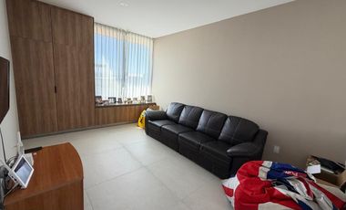 SE RENTA CASA LOMAS III (amueblada)