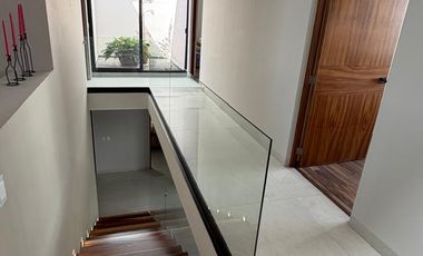 SE RENTA CASA LOMAS III (amueblada)