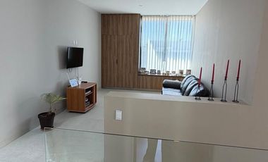 SE RENTA CASA LOMAS III (amueblada)