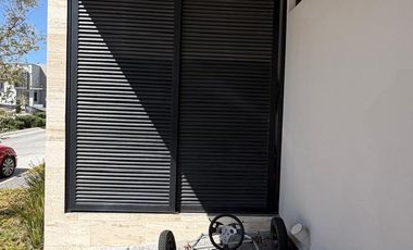 SE RENTA CASA LOMAS III (amueblada)
