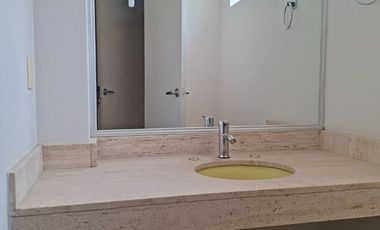 RESIDENCIA CON AMPLIO TERRENO EN LA CALERA – PRIVACIDAD Y ALTO POTENCIAL