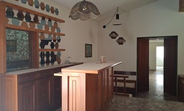 RESIDENCIA CON AMPLIO TERRENO EN LA CALERA – PRIVACIDAD Y ALTO POTENCIAL