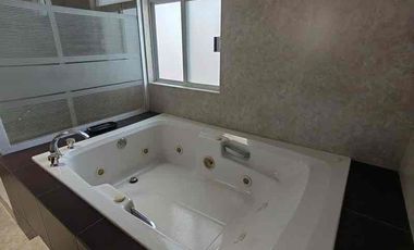 VENTA BELLÍSIMA  RESIDENCIA RODEADA DE JARDÍN ZONA TRANQUILA LLENA DE NATURALEZA