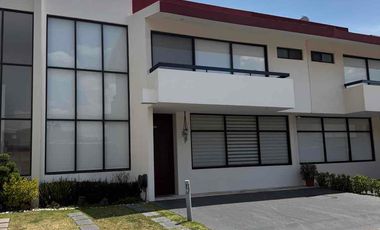 Se vende hermosa casa en Metepec con baño en todas las recámaras