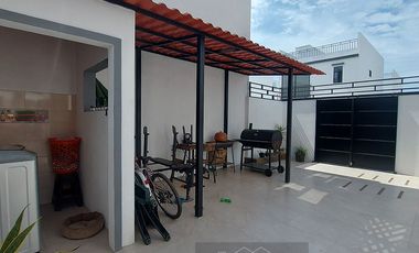 En Machala en Miracielo Se Vende Casa Esquinera con Terreno adicional con Terraza