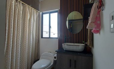 En Machala en Miracielo Se Vende Casa Esquinera con Terreno adicional con Terraza