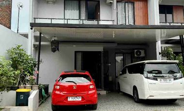 RUMAH MEWAH 2 LANTAI UNIT POJOK FULL FURNISHED DALAM PERUMAHAN DI BANGUNTAPAN BANTUL