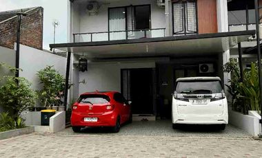 RUMAH MEWAH 2 LANTAI UNIT POJOK FULL FURNISHED DALAM PERUMAHAN DI BANGUNTAPAN BANTUL