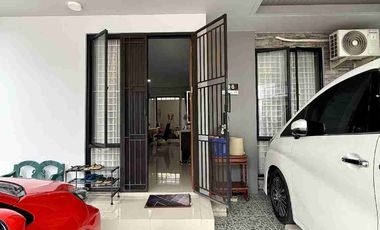RUMAH MEWAH 2 LANTAI UNIT POJOK FULL FURNISHED DALAM PERUMAHAN DI BANGUNTAPAN BANTUL