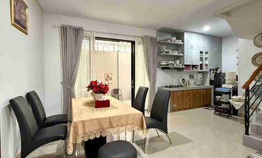 RUMAH MEWAH 2 LANTAI UNIT POJOK FULL FURNISHED DALAM PERUMAHAN DI BANGUNTAPAN BANTUL