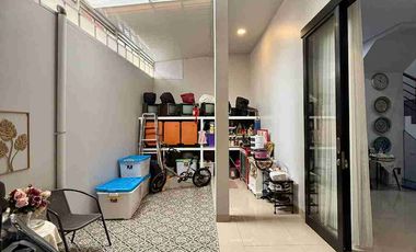 RUMAH MEWAH 2 LANTAI UNIT POJOK FULL FURNISHED DALAM PERUMAHAN DI BANGUNTAPAN BANTUL