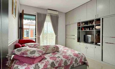 RUMAH MEWAH 2 LANTAI UNIT POJOK FULL FURNISHED DALAM PERUMAHAN DI BANGUNTAPAN BANTUL
